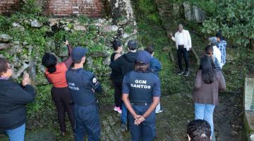 pessoas acompanhando a visita #paratodosverem