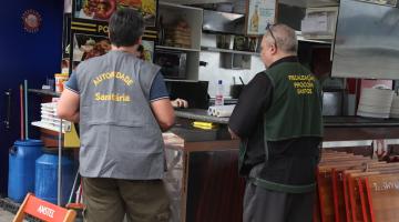 fiscais fiscalizando quiosque #paratodosverem
