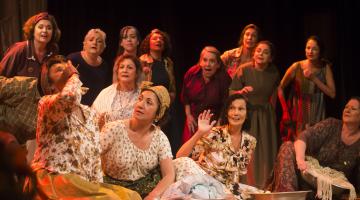 mulheres cantam reunidas em palco. #paratodosverem