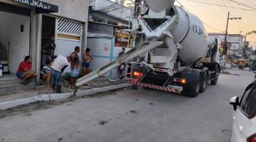 caminhão libera asfalto para concretagem de calçada. #paratodosverem 
