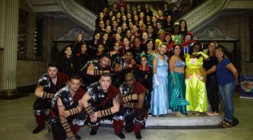 Bailarinos posam para foto na escadaria do hall do Paço Municipal. #Pracegover