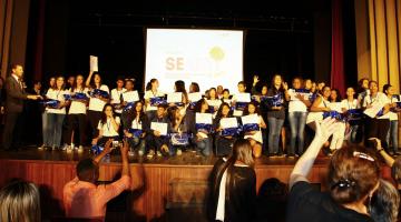 Concurso premia textos e desenhos de alunos da rede municipal   