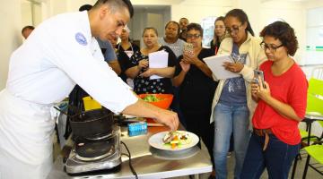 Formados em padaria artesanal participam de workshop com chef internacional. Assista a vídeo