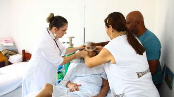 Mais de 600 pacientes em Santos recebem tratamento no conforto do lar