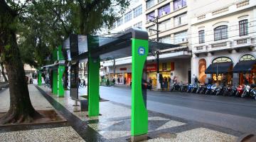 Praça Mauá ganha novos abrigos de ônibus