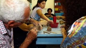 Projeto Feito à Mão dá início a aulas de cerâmica 
