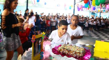 menino assopra velinha de bolo de aniversário #pracegover 