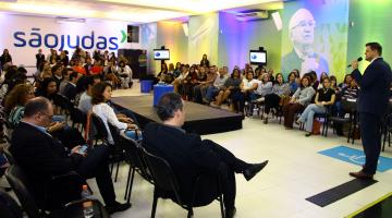 Educadores participam de formação com professoras da Finlândia