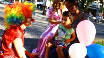 Praça Mauá, em Santos, tem tarde divertida com atividades da Semana do Brincar