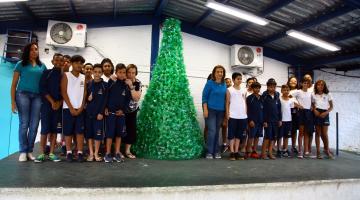 Escola Pedro Crescenti recebe árvore de Natal feita com garrafas PET