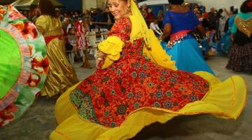 cigana dança em apresentação #paratodosverem