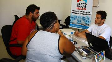pessoas atendidas por servidor em computador #pracegover 