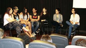 Adolescentes participam de debate sobre suicídio