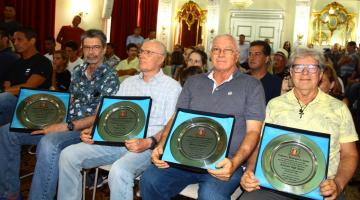 Quatro pioneiros do surfe são homenageados no Paço Municipal