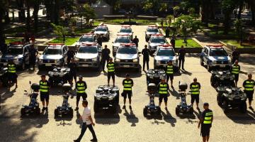 policiais e viaturas da guarda em praça #paratodosverem 