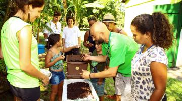 Crianças se divertem e aprendem a importância das minhocas