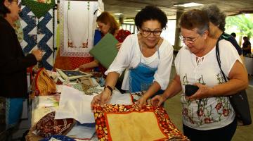 Feira da Solidariedade segue até domingo com opções natalinas. Assista ao vídeo