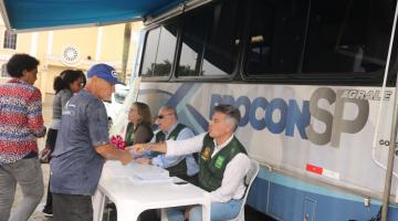 Idoso recebe orientação do Procon. #Paratodosverem