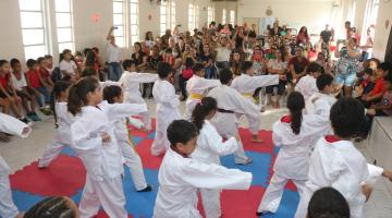 crianças fazem apresentação de caratê para plateia. #paratodosverem