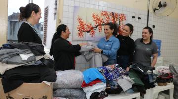 Abrigo Casa Inverno de Santos recebe doação de roupas, calçados e cobertores