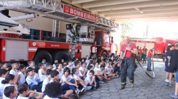 Alunos do Programa Bombeiros na Escola visitam corporação e recebem certificados em Santos