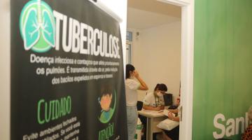 porta de sala com placa onde se lê tuberculose. #paratodosverem
