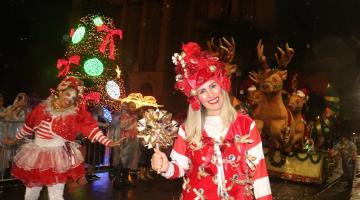 passista de desfile de natal sorri em desfile #paratodosverem