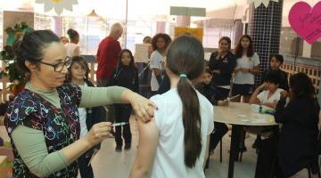 crianças são vacinadas #paratodosverem 