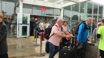 pessoas embarcando no terminal #paratodosverem