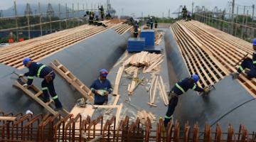 A estrutura do viaduto aparente, com madeira e ferros aparentes. #Pracegover