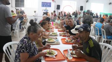 pessoas comendo no bom prato #paratodosverem 