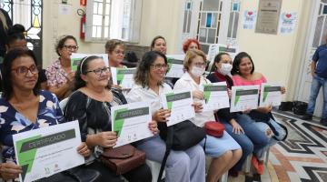 mulheres sentadas seguram diploma #paratodosverem