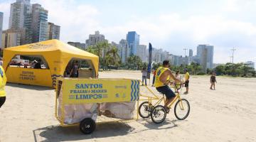 agente anda de bicicleta com resíduos coletados #paratodosverem 