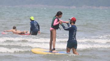 rapaz ajuda menina a surfar #paratodosverem