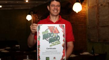 Procon-Santos entrega mais um certificado de Pizzaria Amiga