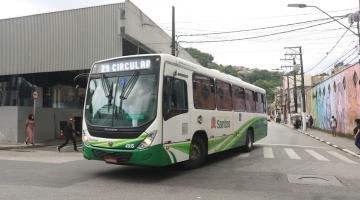 ônibus na rua fazendo curva em esquina. #paratodosverem