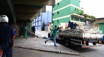 Força-tarefa recolhe cerca de três toneladas de entulho do Centro e Valongo