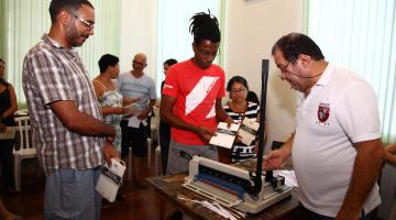 Oficina de produção de livros artesanais movimenta biblioteca Candido Portinari