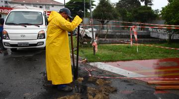 Pontilhão do canal 5 começa a ser demolido manualmente 