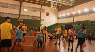 basquete inclusivo, com pessoas em cadeiras de rodas, em quadra. #paratodosverem