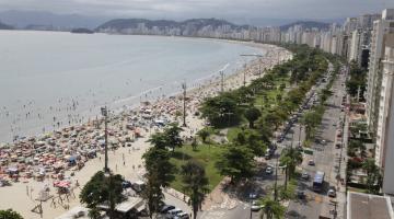 imagem área da orla da praia com muitos turistas na faixa de areia #paratodosverem
