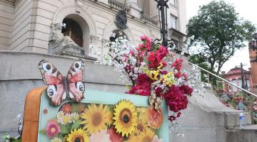 flores na frente de um palácio #paratodosverem