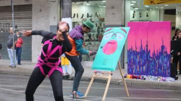 artistas fazem performance em rua. #paratodosverem