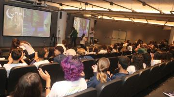 adolescentes assistem apresentação de cantor. #paratodosverem