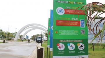 totens na frente da entrada do emissário #paratodosverem 