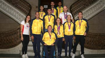 Atletas de Santos que brilharam nos jogos Pan e Parapan-americanos visitam o Paço