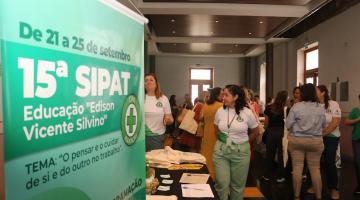 banner do evento e pessoas ao fundo. #paratodosverem 
