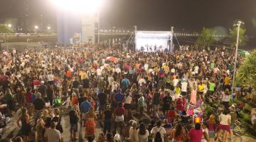 público lotando o novo quebra mar no festival #paratodosverem 