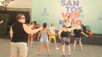 pessoas dançando na tenda #paratodosverem