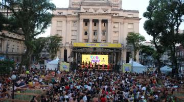 pessoas concentradas na praça mauá em festa de carnaval. #paratodosverem 